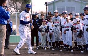 Sosa coaches batting for Japanese kids